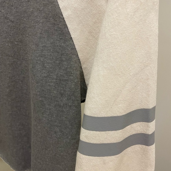 POL Women's Long Sleeve Gray and Cream Shirt Size Small Lint Mark on the Back - Picture 10 of 14